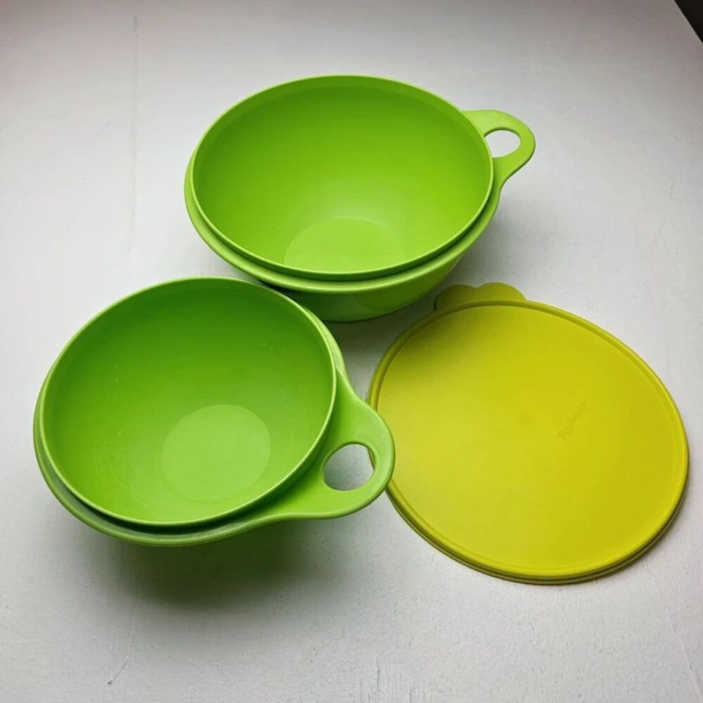 Tupperware thatsa bowl set of 2.